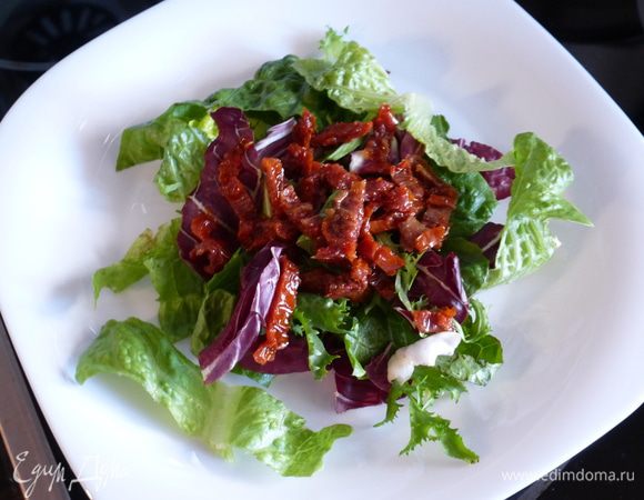 На листья салата выкладываем помидоры.