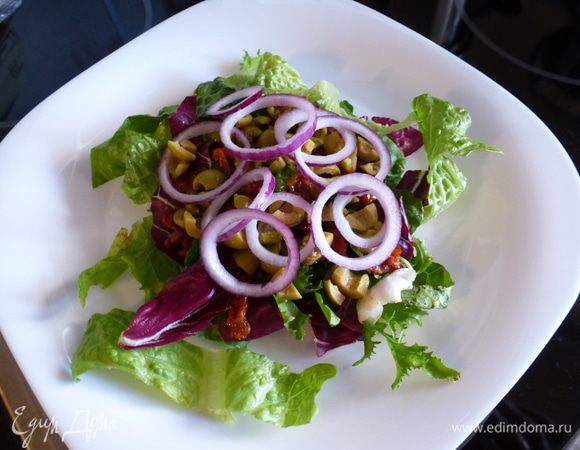 Далее оливки и кольца лука.