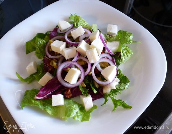 Сверху выкладываем кубики моцареллы.