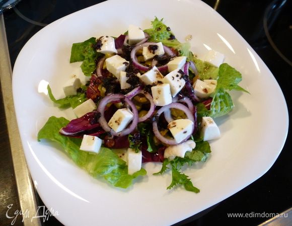 Для заправки смешиваем оливковое масло, бальзамический уксус, соль, перец и мелко нарезанные листья базилика. Слегка взбиваем вилкой и выливаем сверху на салат.
Приятного аппетита!