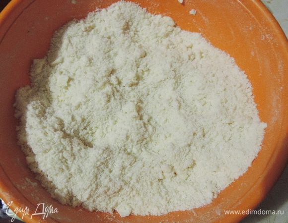 Муку с солью, разрыхлителем, маргарином (при желании можно заменить сливочным маслом) и сахаром растереть руками до образования мелкой крошки.
