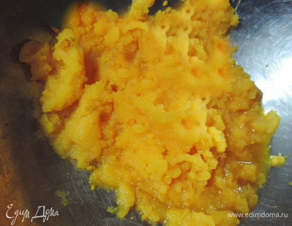 А теперь приступим непосредственно к тесту.
Очищенную тыкву натираем на самой мелкой терке (как для драников).