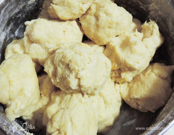 Затем добавить тертую тыкву, лимонную цедру, сметану и замесить тесто. Оно получается послушным и мягким. К рукам липнуть не должно.
Делим наше тесто на 15 равных частей.