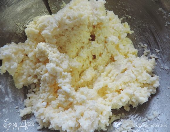 Добавить крахмал (у меня картофельный, ложку набираю с горкой) и кокосовую стружку, вымесить до однородности.
