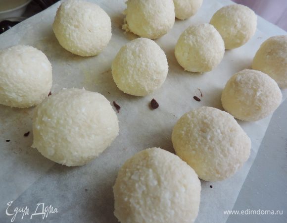 Из полученной массы скатать шарики размером со средний абрикос. Готовые шарики отправить в морозилку на 30-60 минут. Это необходимо для того, чтобы во время выпечки они не потеряли форму.
