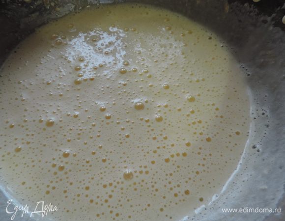 Пока шарики отдыхают в морозилке, приготовить тесто. Готовится тесто очень просто и получится даже у начинающих хозяюшек. Яйца взбить с сахаром до посветления у увеличения в объеме в два раза. Затем добавить размягченный маргарин (при желании можно заменить сливочным маслом) и сметану. Взбить до однородности.