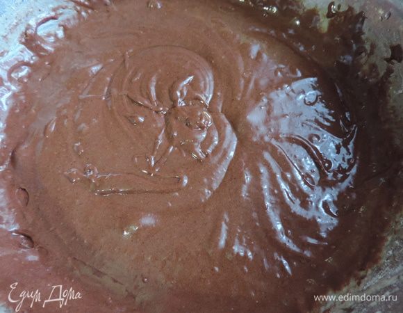 Просеять в тесто муку с содой и какао. Перемешать миксером на минимальной скорости. Тесто получается довольно густое.