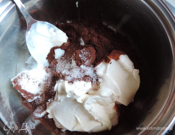 Для глазури в сотейнике соединить сметану. сахар и какао. Поставить на средний огонь и, постоянно помешивая, довести до кипения.
