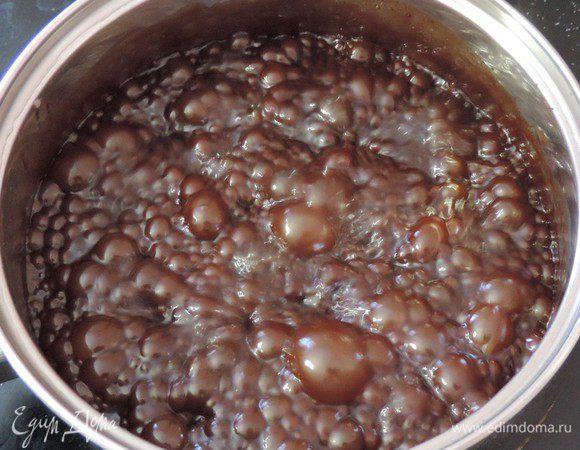 Когда сахар полностью растворится, а вся поверхность покроется крупными, медленно лопающимися пузырями, - глазурь готова. Дать ей немного остыть и покрыть пирог.