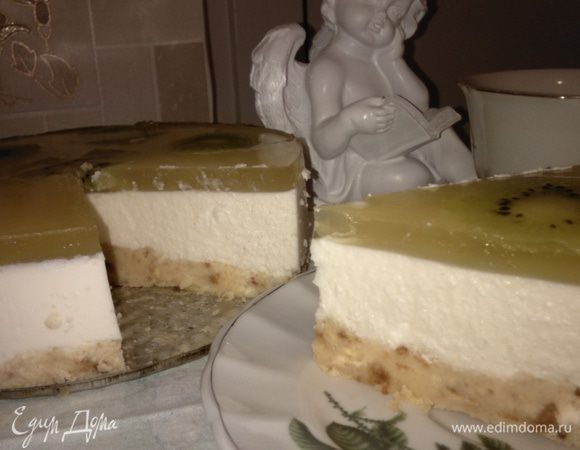 Отправляем теперь наш чизкейк либо в морозилку на час, либо в холодильник на ночь (так даже лучше). Вкусный чизкейк из творога готов. Приятного аппетита, друзья!
А Ирине B&C  самый большой кусочек!