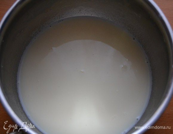 В ковшик/кастрюлю добавим сливки, сахар, ванильный сахар, молоко. Хорошо перемешаем. Ставим на средний огонь и доводим до кипения, после снимаем с огня. Теперь нам нужно добавить в эту смесь желатин и размешать, пока желатин не растворится.