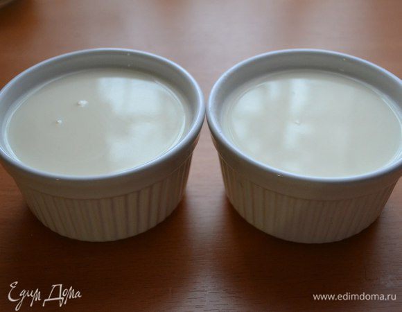 Когда будущий десерт остынет до комнатной температуры, наполним им формочки (до того как залить, формочки можно промыть холодной водой для того, чтобы лучше достать десерт). Теперь убираем в холодильник минимум на 3 часа.