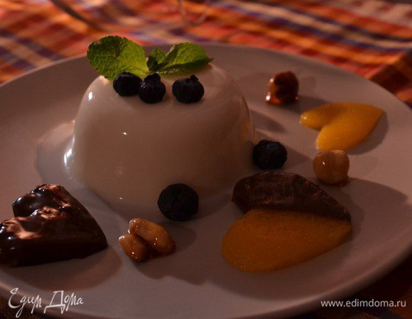 Достаем десерт из формочек (опускаем на 10 секунд в сосуд с горячей водой), выкладываем на тарелку и украшаем. 