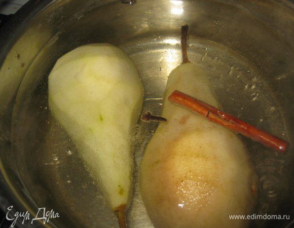 Груши вымыть. Очистить, не срезая плодоножку. 
Опустить груши в кипяченную воду, с добавлением корицы, сахара и гвоздики. Варить 5 минут на медленном огне.