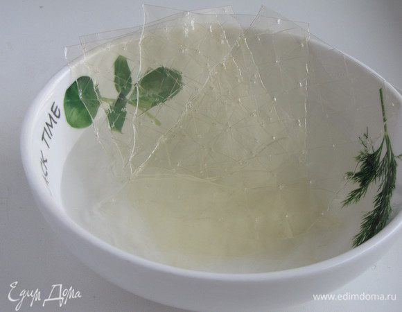 Желатин замочить в холодной воде на 10 минут.