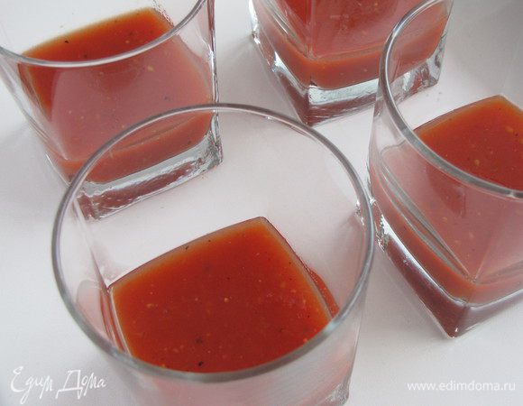 Массу разлить по 8 небольшим стаканам и поместить в холодильник, чтобы томатное пюре затвердело. 