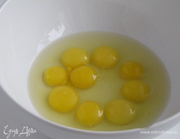 Яйца разделить на желтки и белки. Перепелиные яйца довольно трудно разделить сразу, поэтому я разбила все яйца в одну миску, затем аккуратно ложкой переложила желтки в другую миску.