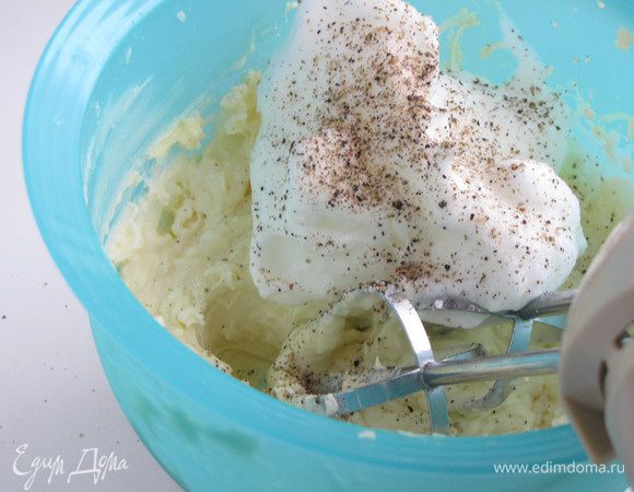 Желтки растереть добела и подмешать к ним маскарпоне и тертый пармезан. Добавить, если нужно, соль и перец по вкусу. В отдельной посуде взбить белки в крепкую пену и аккуратно выложить к желткам с сыром.