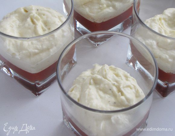 Сырно-яичную массу распределить по стаканам с томатным желе и поместить в холодильник на 12 часов.