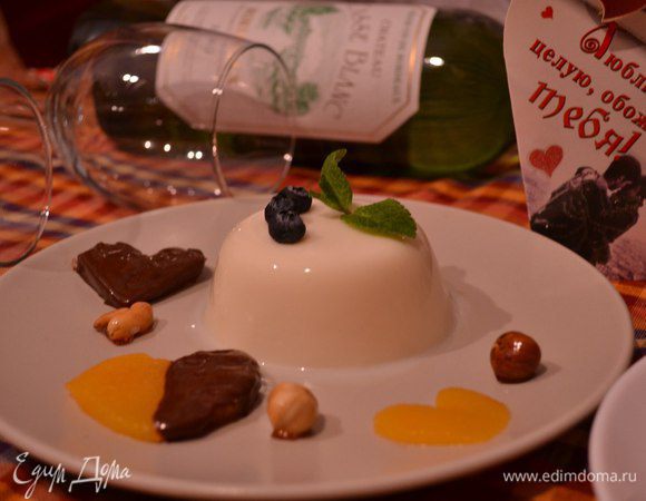 У меня декором послужила мята, орехи, голубика и персик. Из персика я вырезала сердечки, чтобы придать романтики нашему итальянскому десерту!
Приятного:) 