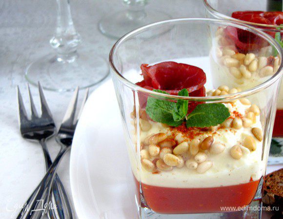 Перед подачей на стол в каждый стакан положить по ломтику сыровяленой ветчины и по паре листиков базилика (мяты). Посыпать тирамису поджаренными кедровыми орешками и приправить паприкой. Подавать охлажденным.