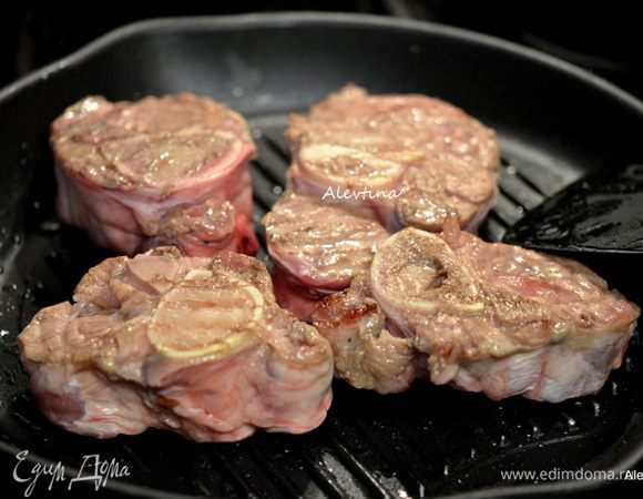 На сковороде, разогретой с маслом, обжарить куски голяшек до коричневого цвета. Снять с огня и посолить.

