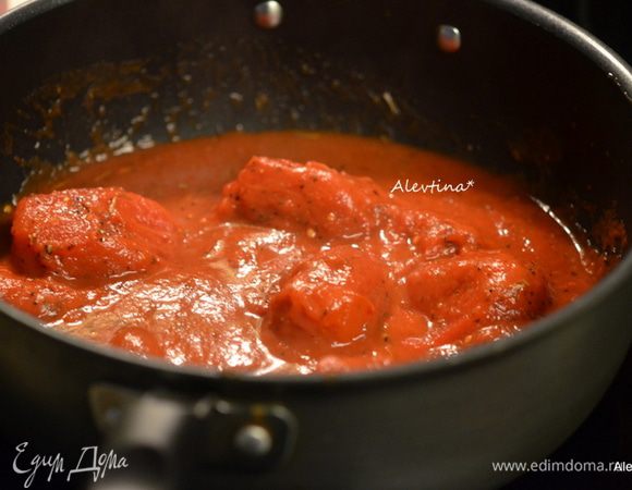 На сковороду добавить вино, затем баночку томатов в соку, томатную пасту, базилик, розмарин, красный перец, довести до кипения. Убавить огонь и тушить 10 мин.
