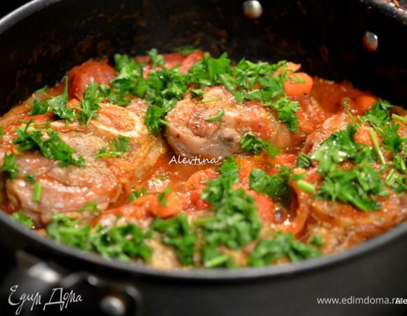 Добавить в овощи томатный соус, кусочки голяшек и готовить до готовности голяшек.