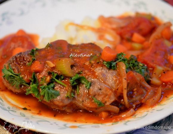 Приготовить гремолату: порубить свежую петрушку, натереть лимонную цедру, порубить мелко чеснок. Посыпать блюдо, дать постоять 2 мин и подавать к столу. Приятного аппетита.
