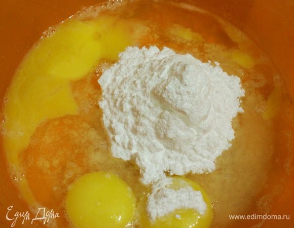 Бисквит: растопить масло и оставить остывать.
Яйца взбить с сахарной пудрой до увеличения массы вдвое. Постепенно, не прекращая взбивать, добавить сливочное масло.
