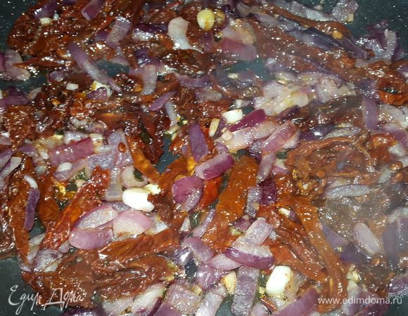 Когда лук станет мягким, добавить томаты и обжарить 2-3 минуты. Параллельно отварить пасту до состояния "аль-денте".