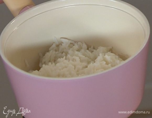 Рис отварить до готовности согласно инструкции на упаковке.