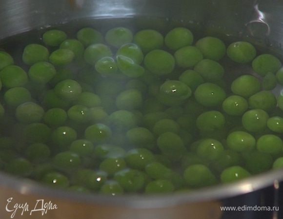 Размороженный горошек опустить на 1–2 минуты в кипящую воду, затем откинуть на дуршлаг и промыть ледяной водой.