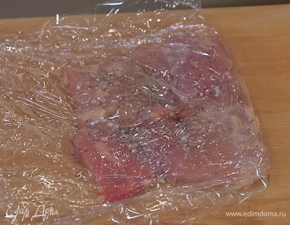 Куриное мясо посолить, поперчить, поместить между двумя слоями пищевой пленки и отбить скалкой.