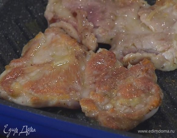 Разогреть в сковороде-гриль оливковое масло и обжарить куриные отбивные до готовности.