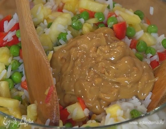 Выложить в салатницу готовый рис, зеленый горошек, ананас и сладкий перец, все полить заправкой и перемешать.