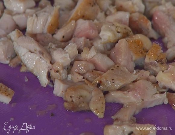 Куриное мясо порезать маленькими кубиками и отправить в салат. 