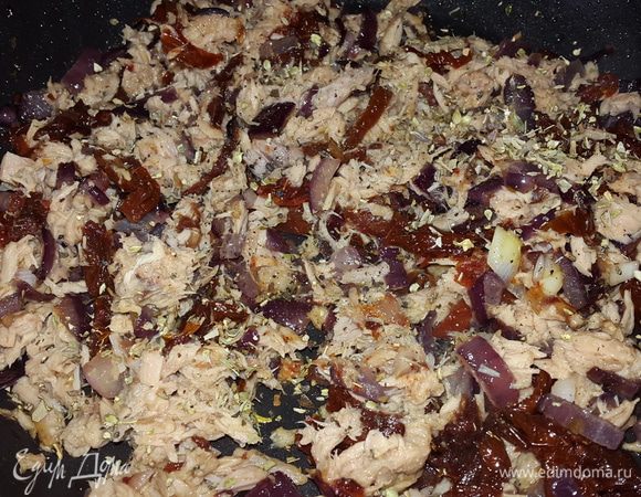 Затем добавить тунец. Поперчить, добавить травы, перемешать и прогреть.