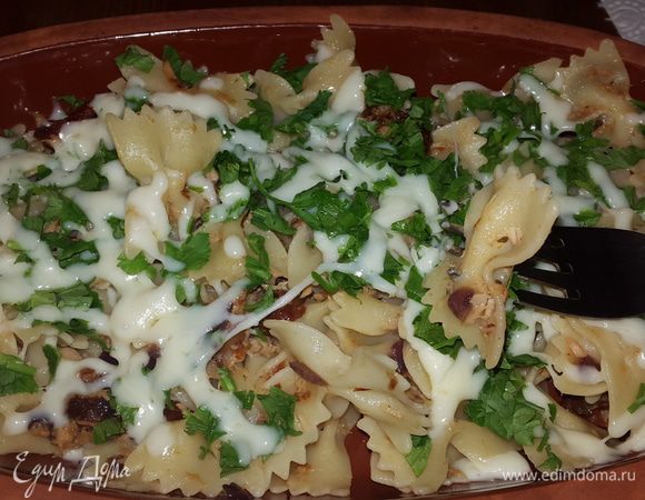 Сразу подавать. В глиняных тарелках паста дольше останется горячей. Наслаждайтесь прекрасным ужином. Приятного аппетита!