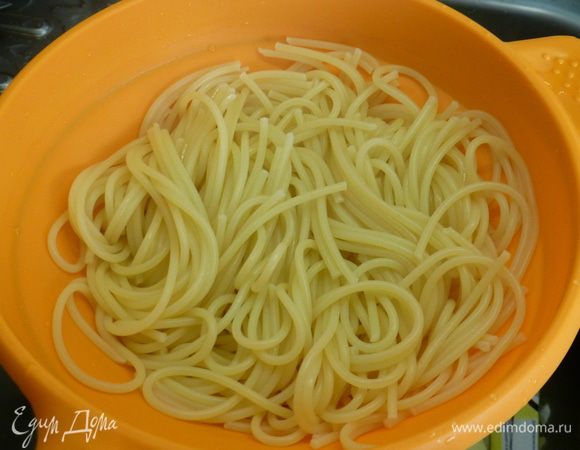 Отвариваем спагетти в подсоленной воде.