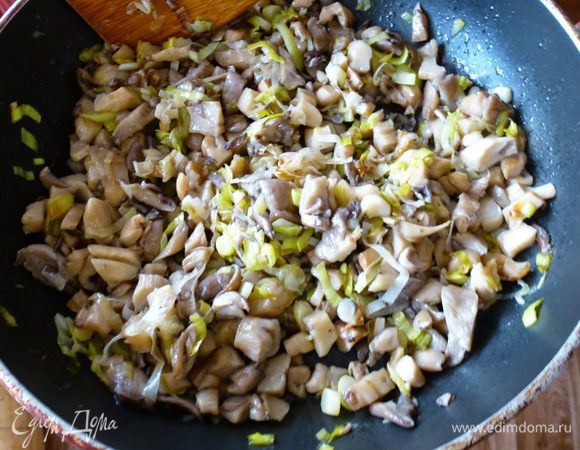 Пока варятся спагетти, готовим соус. Лук-порей нарезаем колечками, вешенки нарезаем крупно. Обжариваем на растительном масле 5-7 минут.