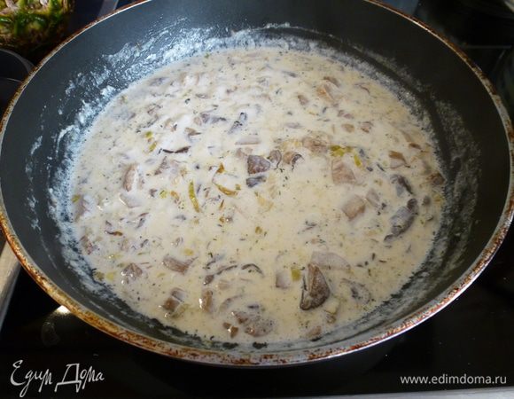 Добавляем сливки, листики тимьяна, солим, посыпаем итальянскими травами ( или другими, на ваш вкус) и тушим 10 минут. За это время соус немного выпарится.