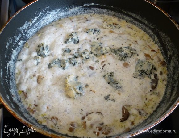 В соус крошим сыр Дор блю. Помешивая, ждем, когда растворится сыр. Грибной соус к спагетти готов.