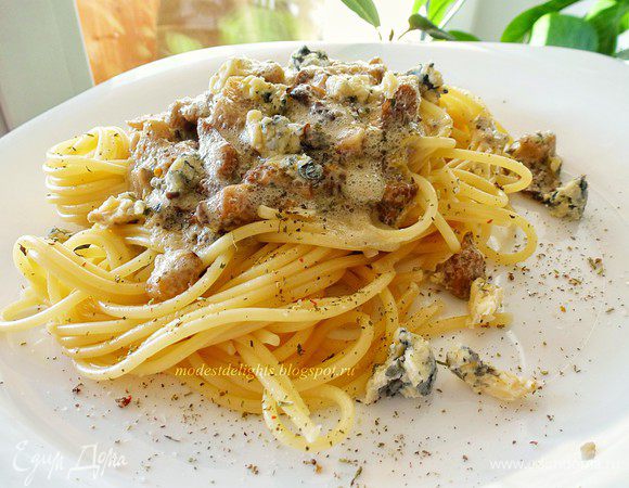 Выкладываем спагетти на тарелку, поливаем соусом и наслаждаемся!
Приятного аппетита!