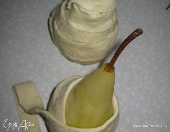 Обмотать груши полосками теста. Тесто смазать взбитым сырым яйцом. 
Духовку разогреть до 180 градусов. И выпекать на противне, выстланным пекарской бумагой 10-15 минут.
