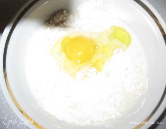 Сделать тесто. Замесить муку, молоко, сахар и яйца.
Жарить блины на сковороде для блинов.