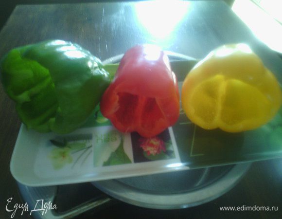 Помыть и очистить перцы.