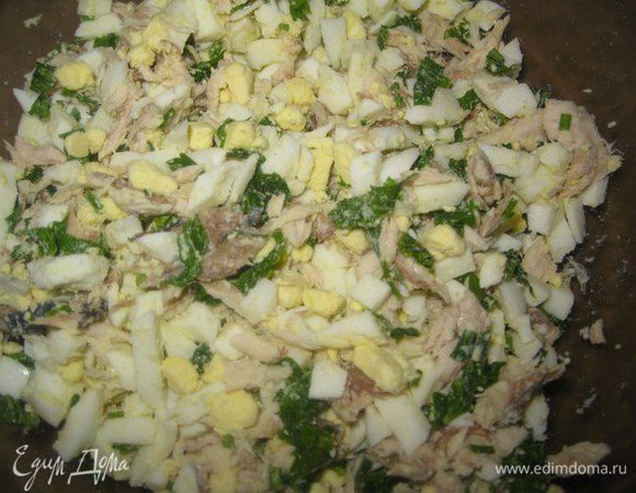 Для начинки: нарезать отварную скумбрию, вареные яйца и измельченную петрушку. Перемешать. Добавить 2 ст.л майонеза. Еще раз перемешать.