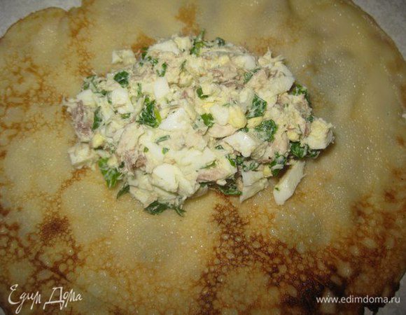 На готовый блин выкладываем 3 ст.ложки начинки. И заворачиваем конвертиком.