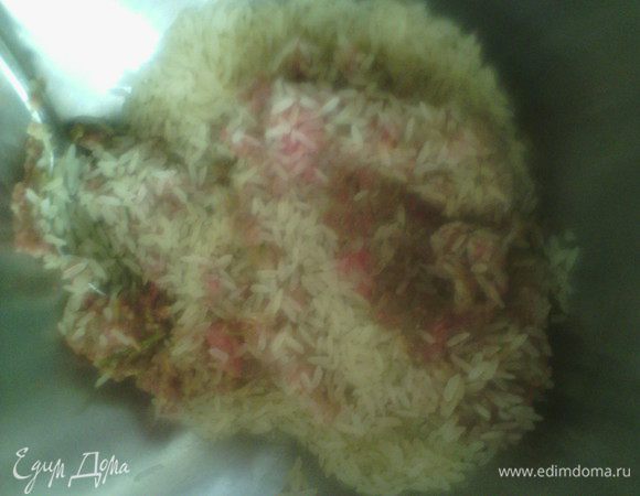 Измельчить лук, чеснок, добавить все ингредиенты, сделать фарш. 